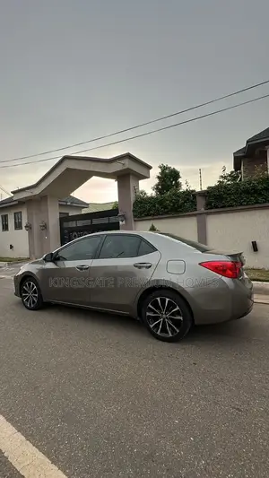 Toyota Corolla SE Special Edition 4dr Sedan (1.8L 4cyl CVT) 2017 Beige