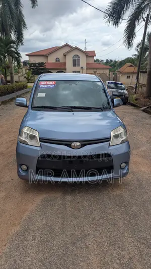 Toyota Sienta 2013 Blue