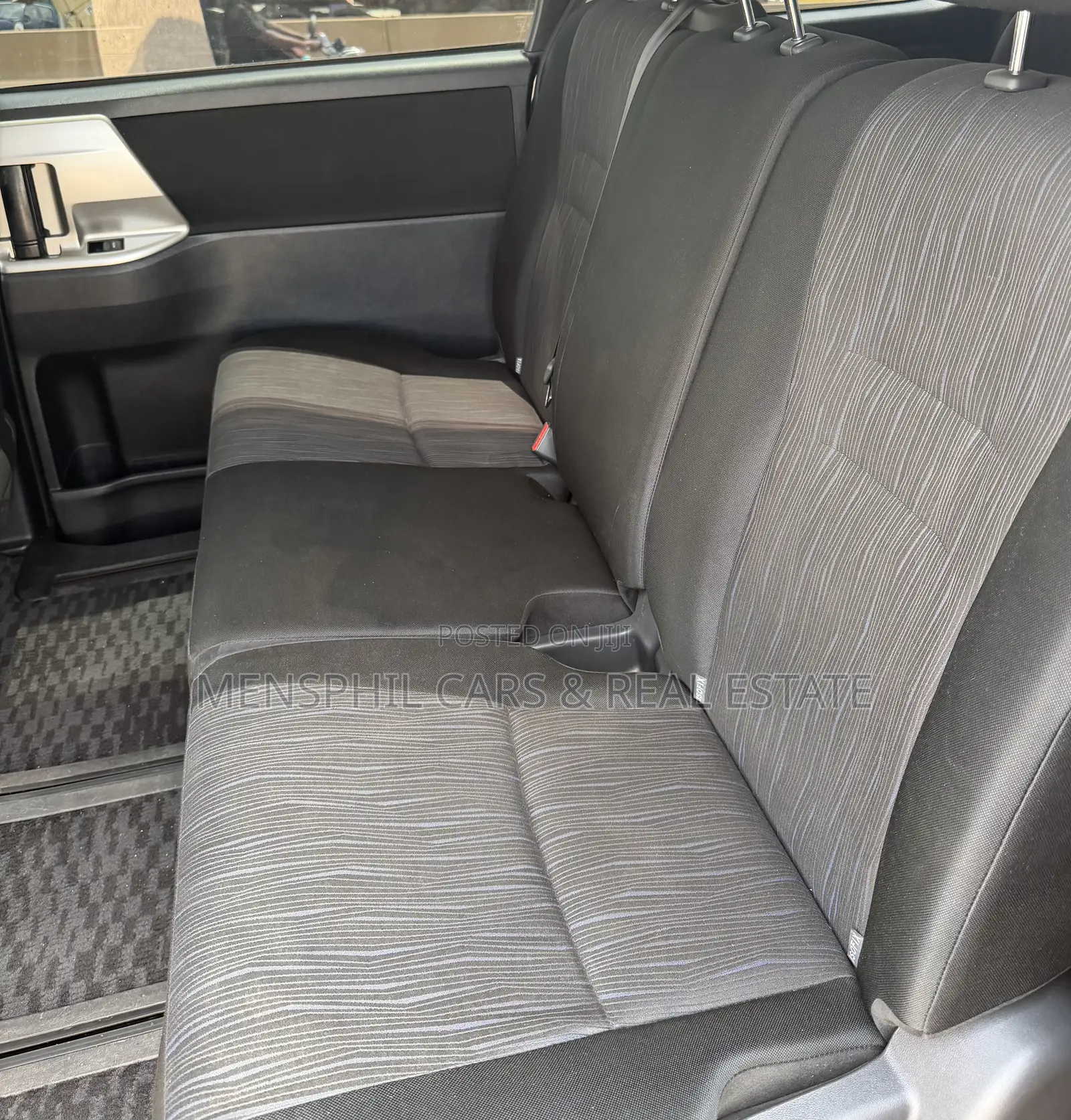 Toyota Voxy 2011