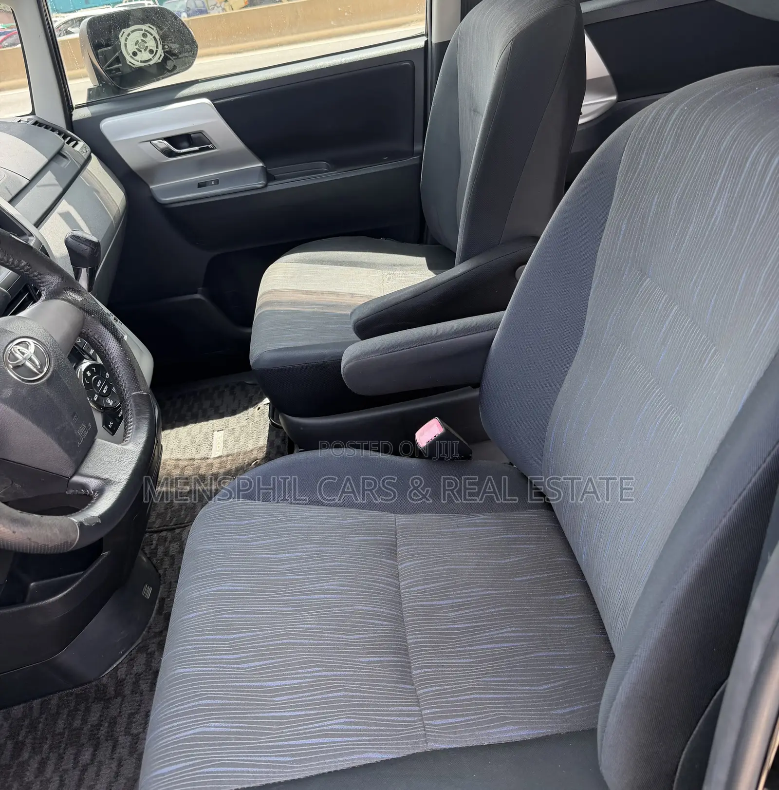 Toyota Voxy 2011