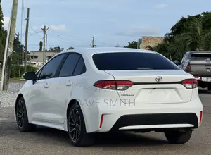 Toyota Corolla LE 2020 White