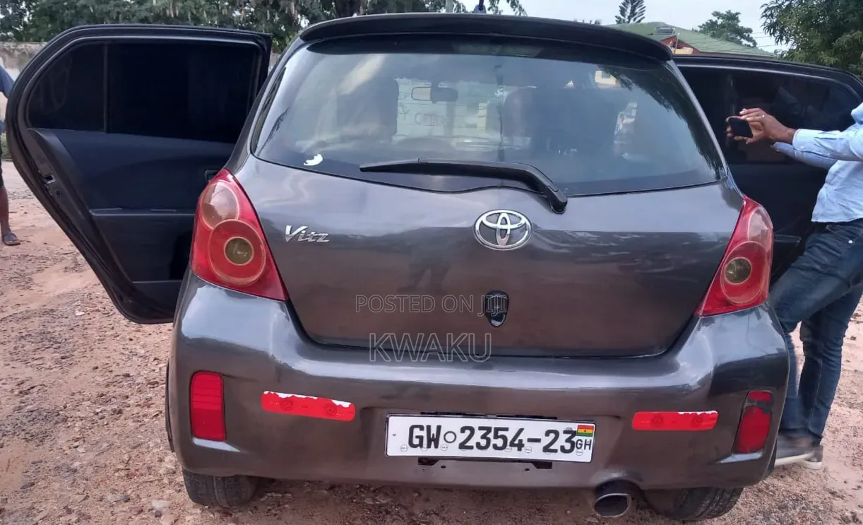 Toyota Vitz 2010 Gray