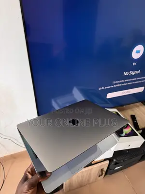 Laptop Apple MacBook Pro 2022 M2 8GB Apple M2 SSD 256GB