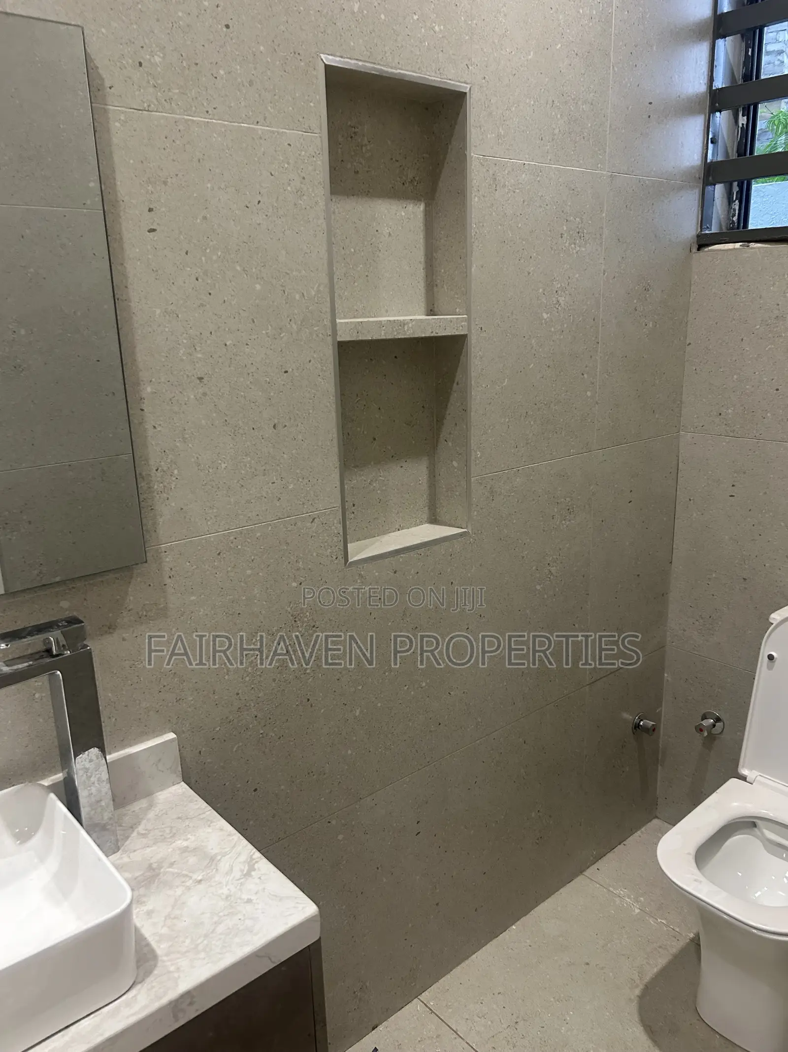 4bdrm Townhouse / Terrace in Fairhaven, Airport Residential Area