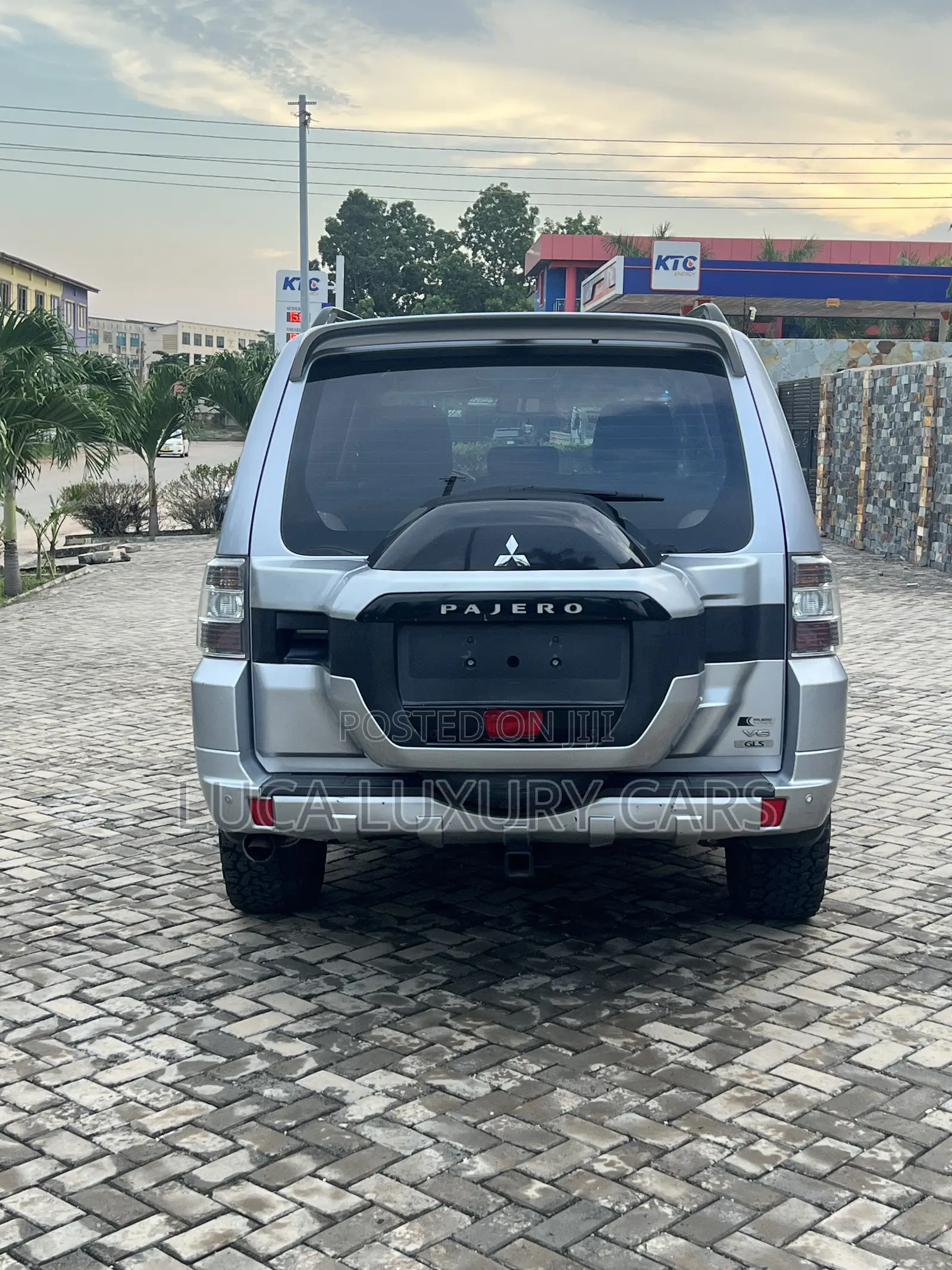 Mitsubishi Pajero 2017 Silver