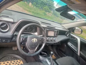 Toyota RAV4 LE 4dr SUV (2.5L 4cyl 6A) 2018 Blue