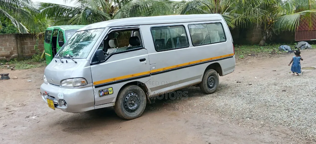 Hyundai H-100 2000 Silver