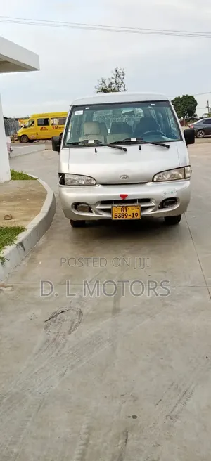 Hyundai H-100 2000 Silver