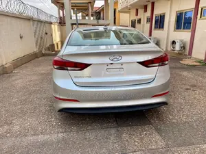 Hyundai Elantra SE Sedan FWD (2.0L 4cyl 6M) 2017 Gray