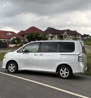 Toyota Voxy 2011 Silver