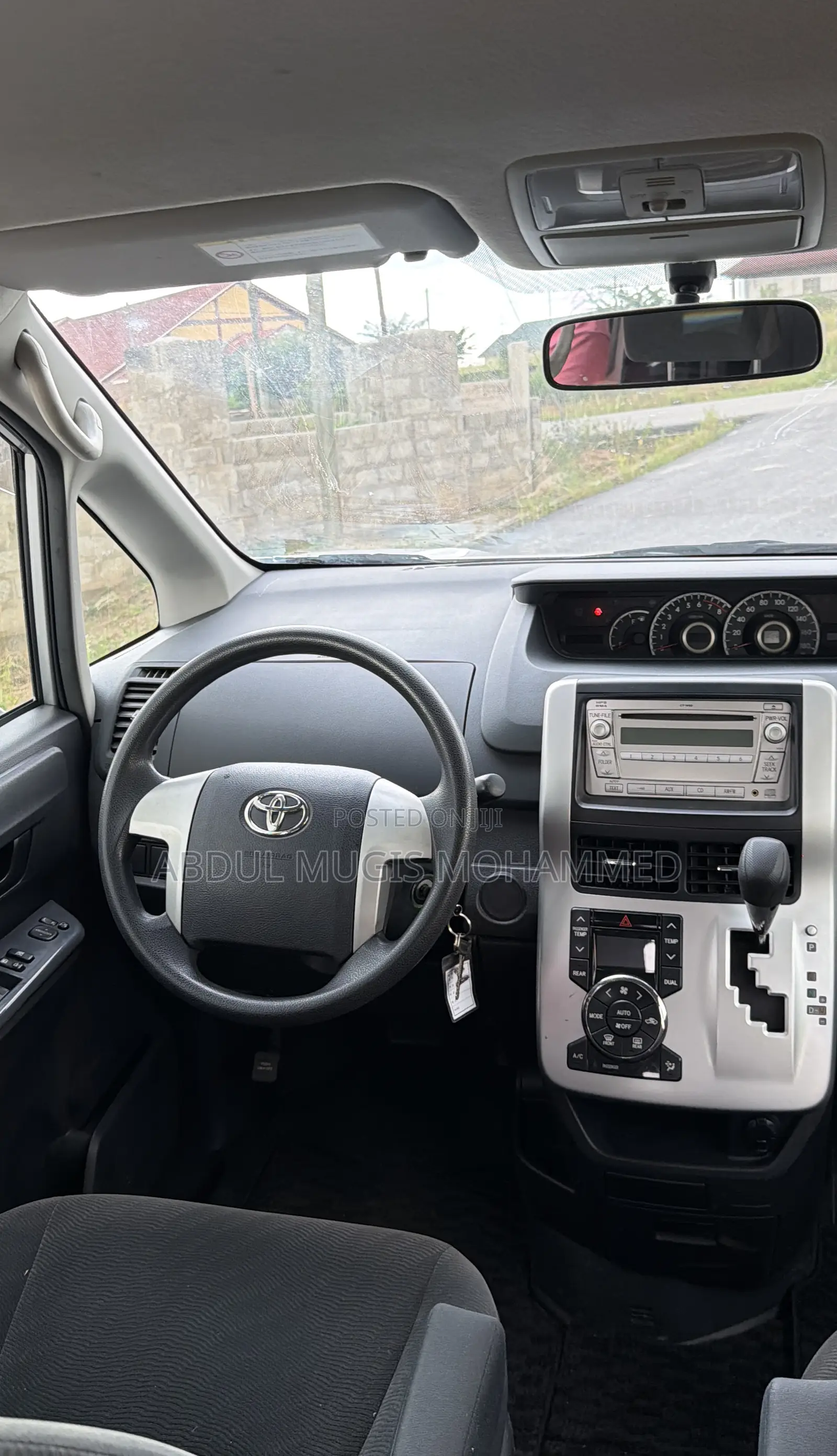 Toyota Voxy 2011 Silver