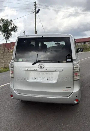Toyota Voxy 2011 Silver