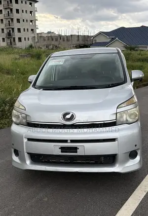 Toyota Voxy 2011 Silver