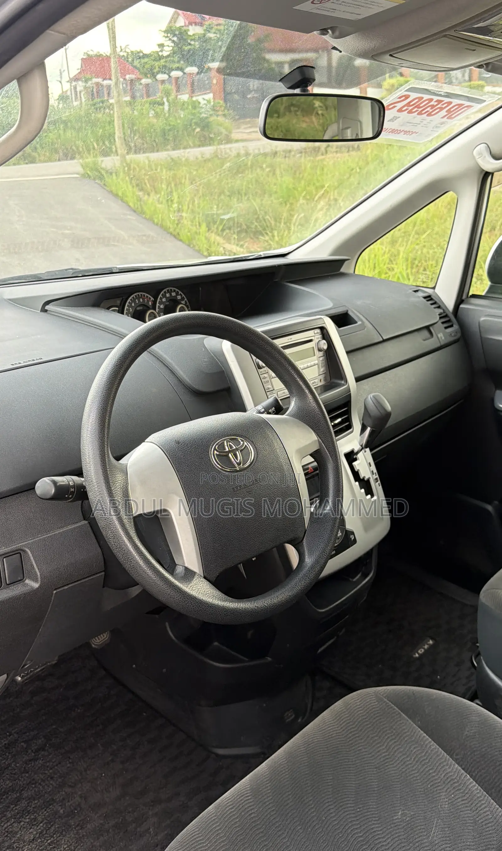 Toyota Voxy 2011 Silver
