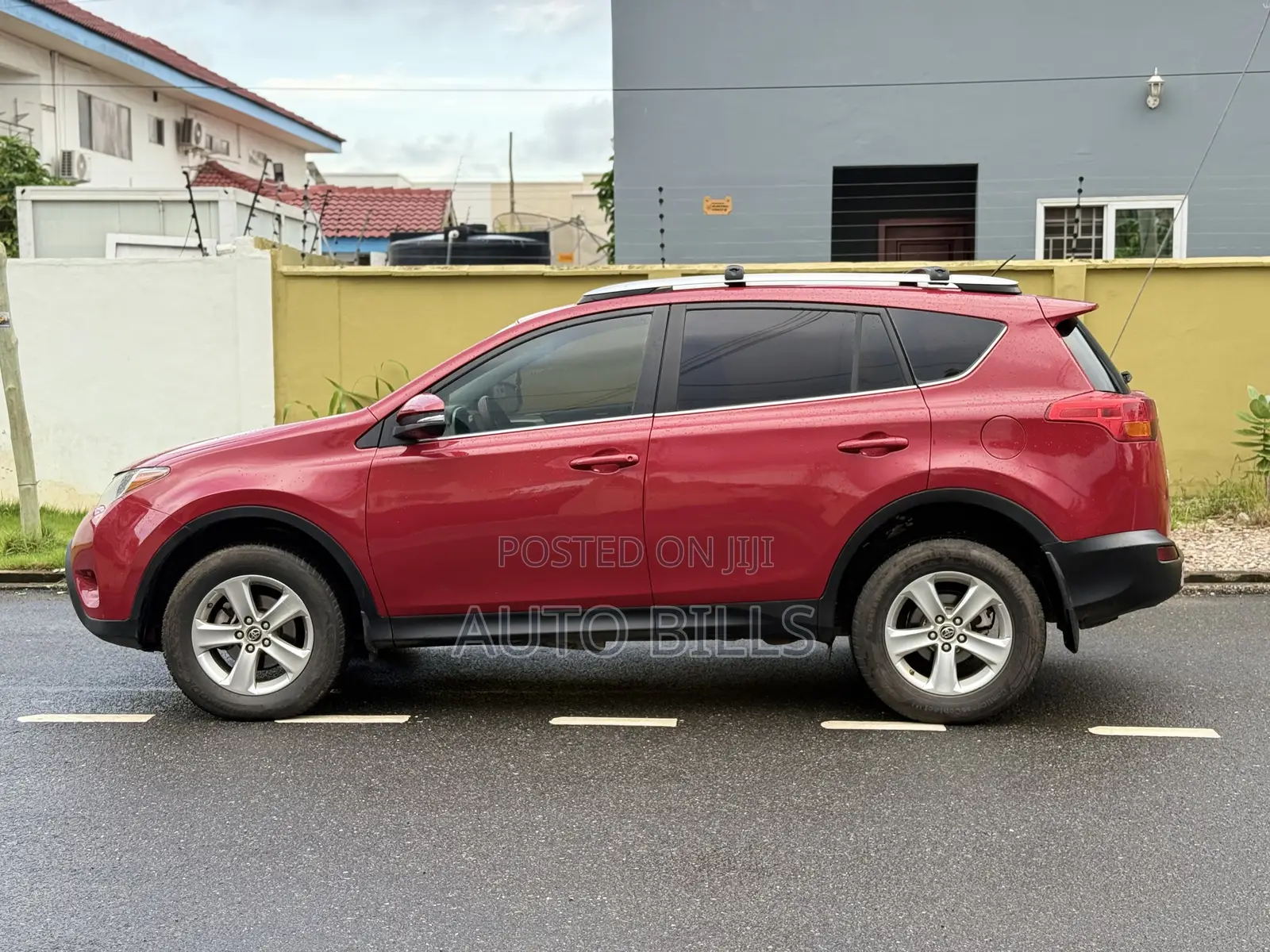Toyota RAV4 XLE 4dr SUV (2.5L 4cyl 6A) 2015 Red