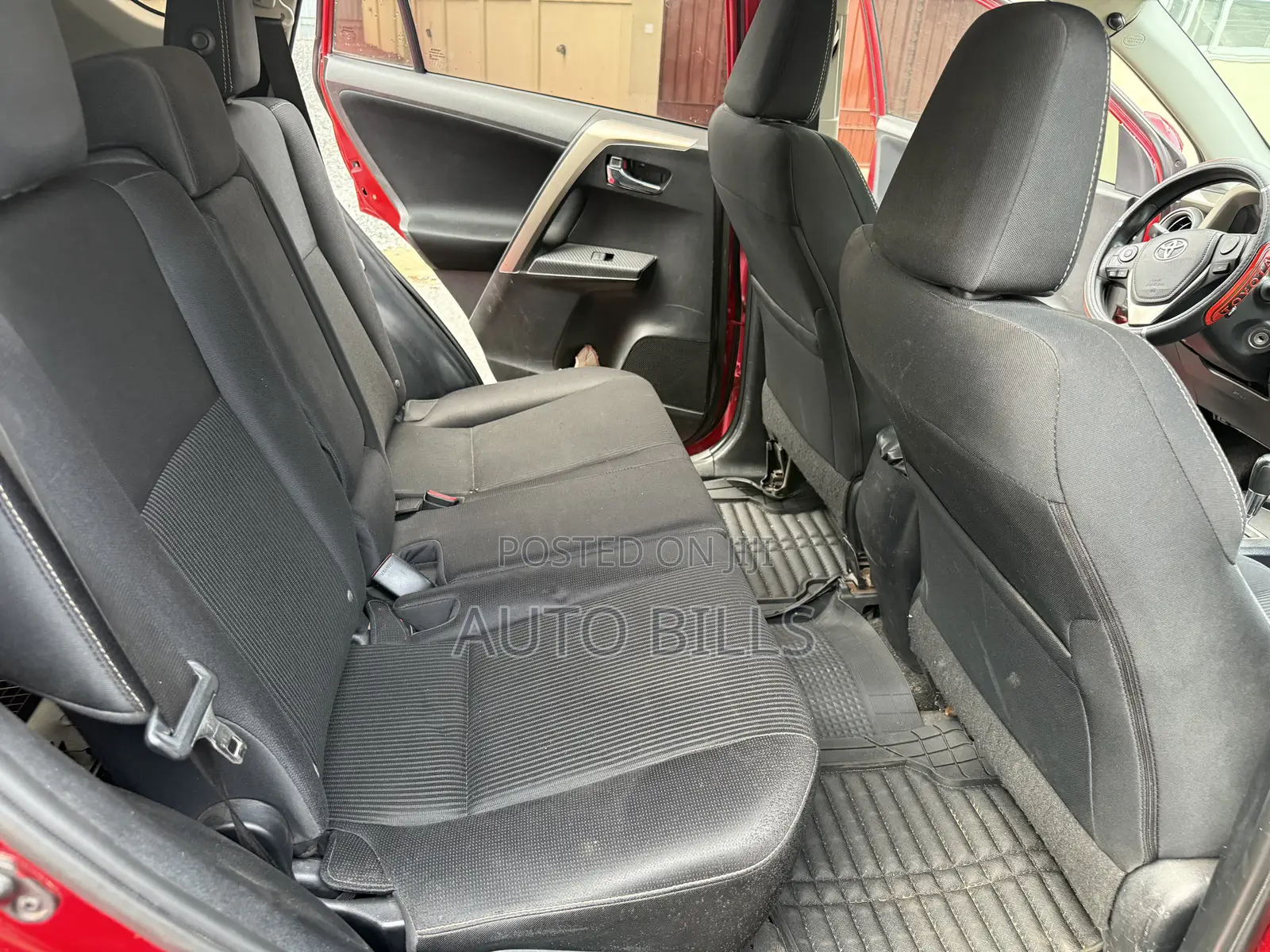 Toyota RAV4 XLE 4dr SUV (2.5L 4cyl 6A) 2015 Red