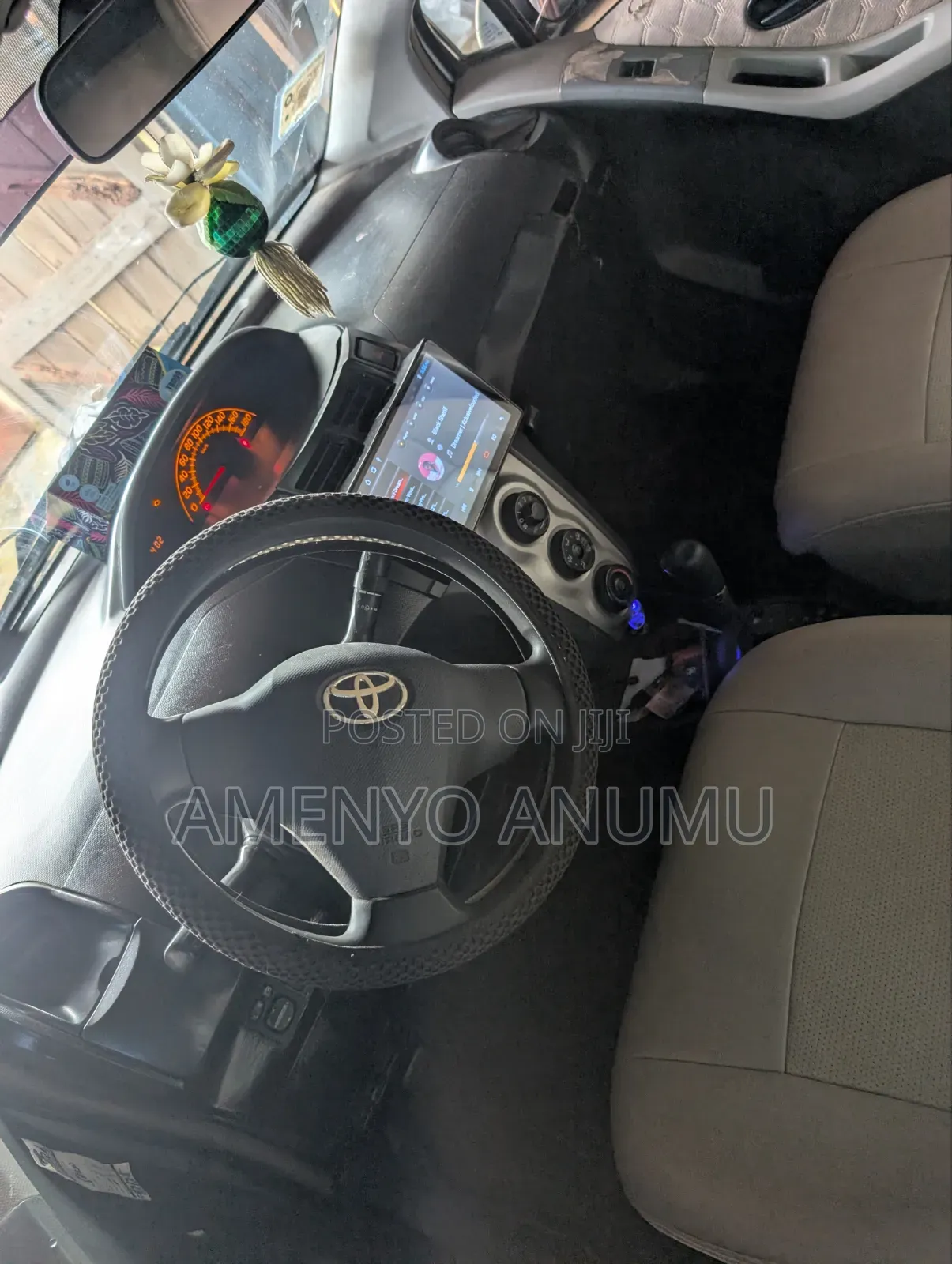 Toyota Vitz 2010 Silver