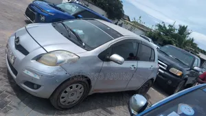 Toyota Vitz 2010 Silver