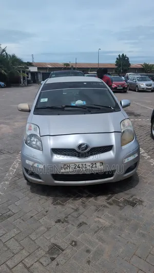 Toyota Vitz 2010 Silver