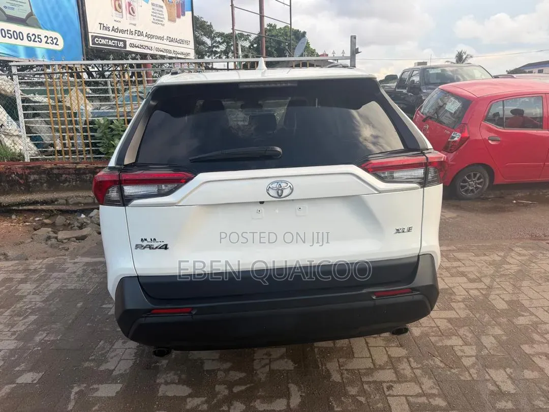 Toyota RAV4 2022 White