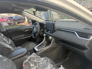 Toyota RAV4 2022 White
