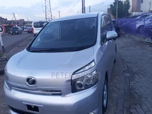 Toyota Voxy 2011 Silver