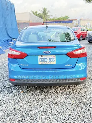 Ford Focus SE 4dr Sedan (2.0L 4cyl 5M) 2014 Blue