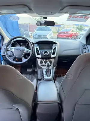 Ford Focus SE 4dr Sedan (2.0L 4cyl 5M) 2014 Blue