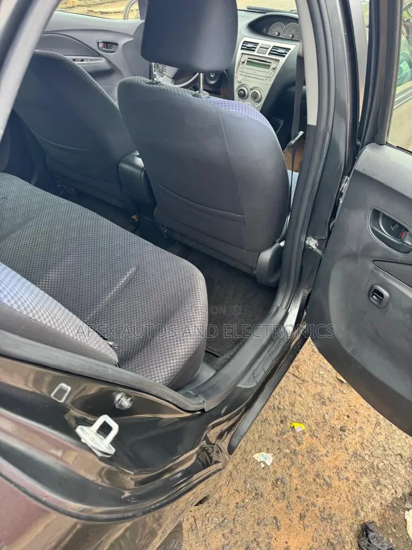 Toyota Yaris Base Sedan 4dr 2010 Black
