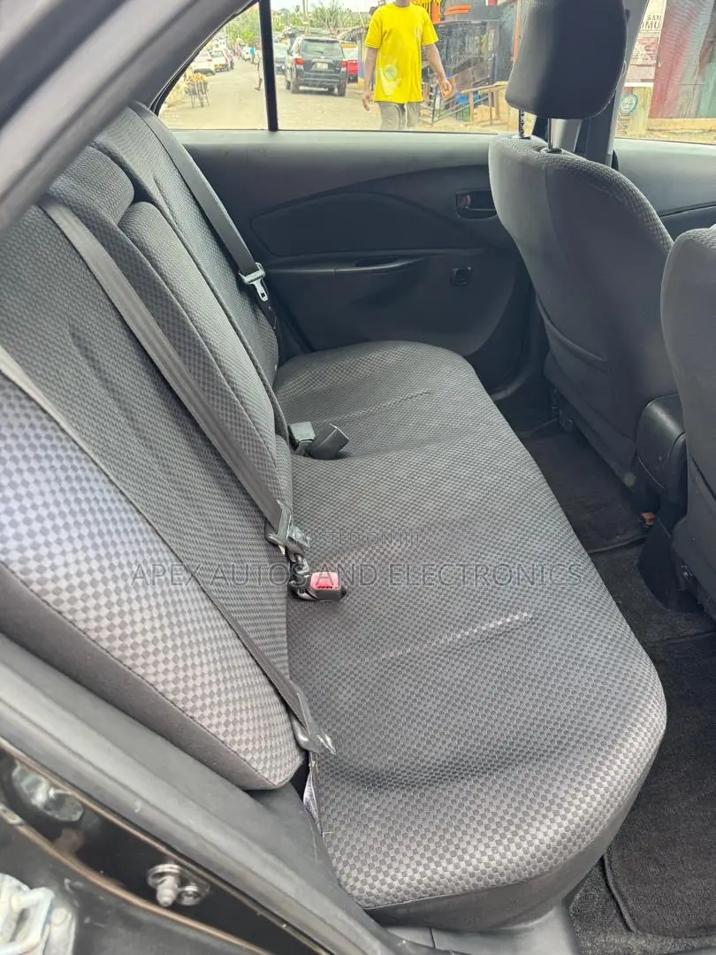 Toyota Yaris Base Sedan 4dr 2010 Black