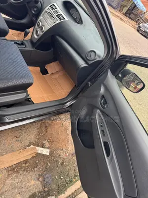 Toyota Yaris Base Sedan 4dr 2010 Black