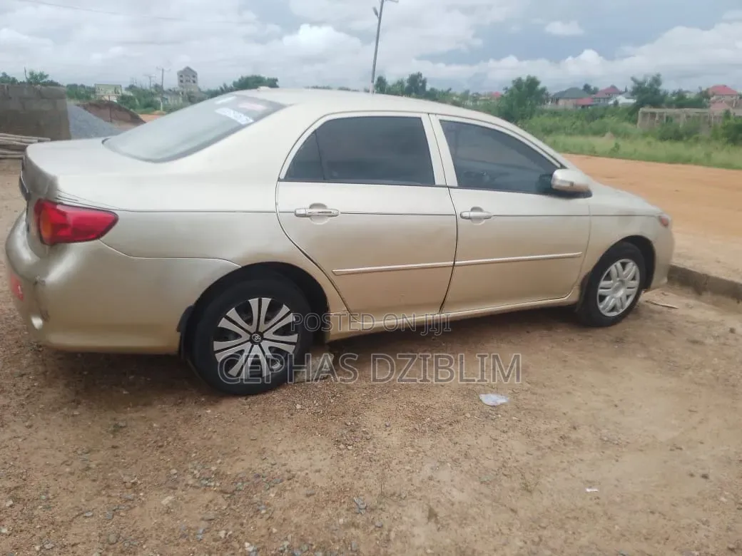 Toyota Corolla LE 4dr Sedan (1.8L 4cyl 4A) 2010 Gold