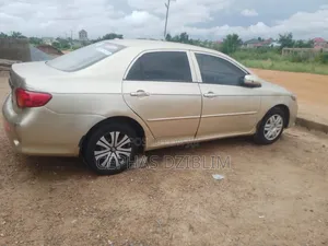 Toyota Corolla LE 4dr Sedan (1.8L 4cyl 4A) 2010 Gold