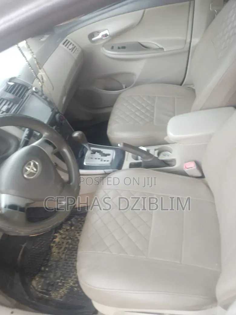 Toyota Corolla LE 4dr Sedan (1.8L 4cyl 4A) 2010 Gold
