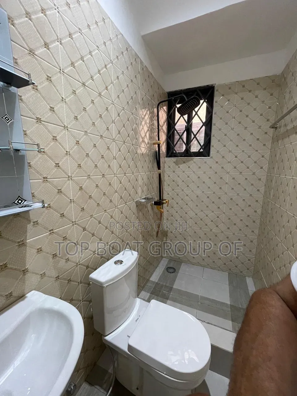 7bdrm House in Top-Boat Estate, Kumasi Metropolitan for sale