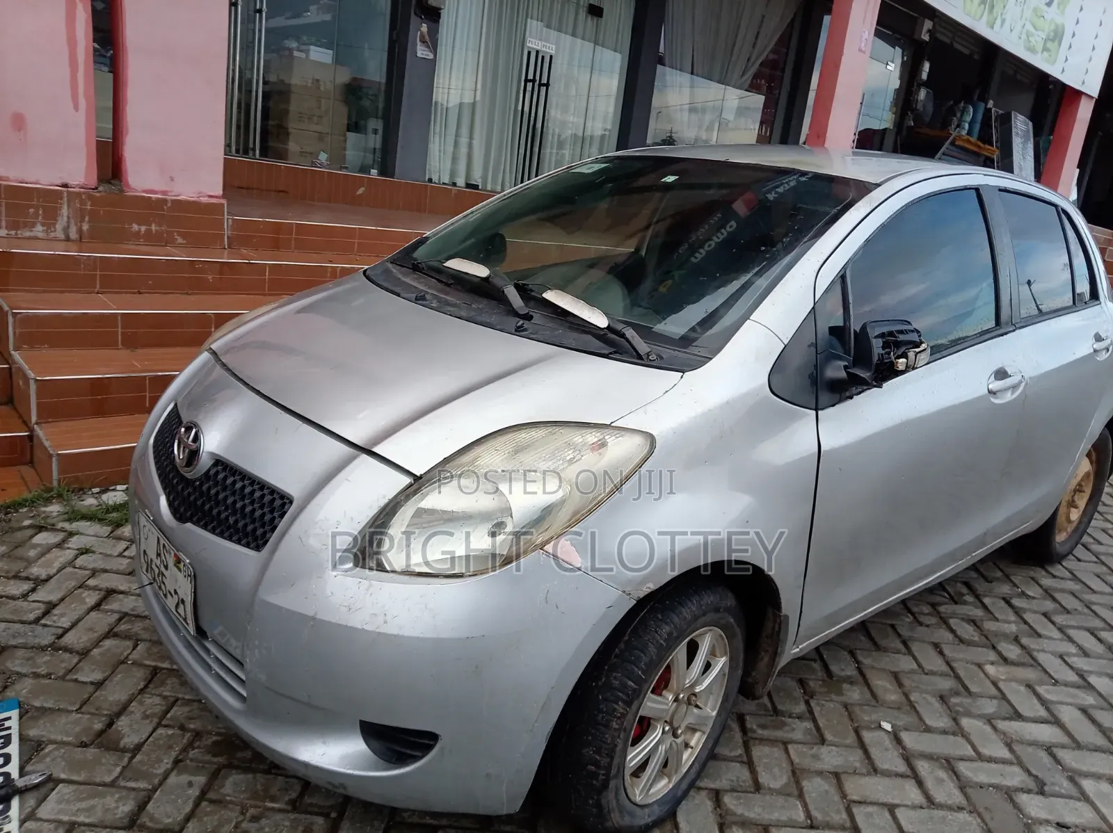 Toyota Vitz 2010 Silver