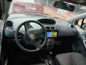 Toyota Vitz 2010 Silver