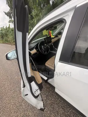 Toyota RAV4 XLE Premium AWD 2024 White