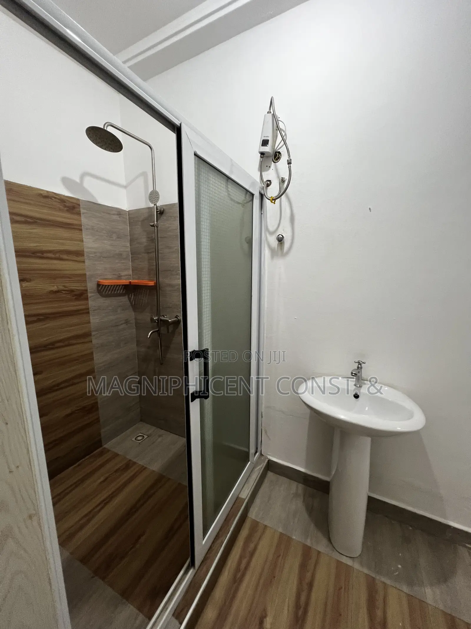 3bdrm House in Lakeside, Ashaley Botwe for rent