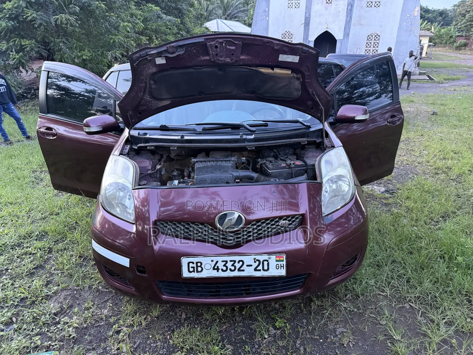 Toyota Vitz 1.3 FWD 5dr 2011 Beige