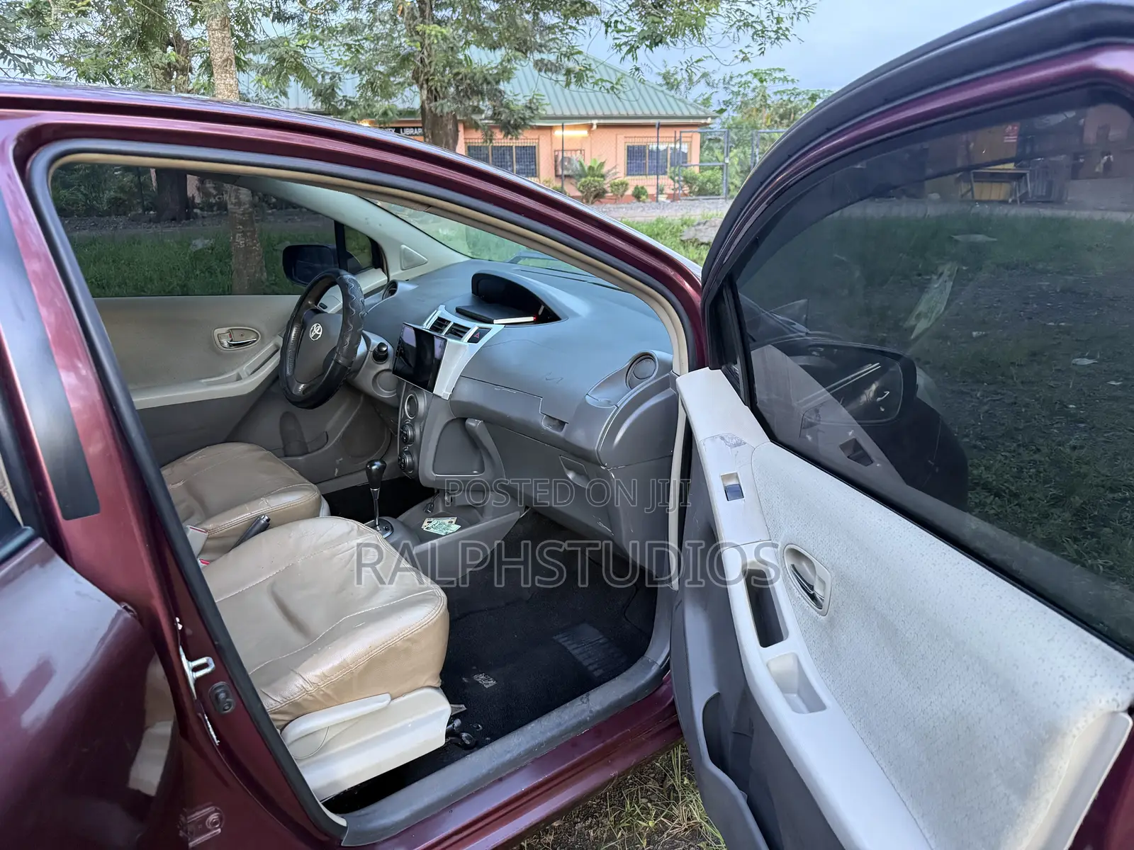 Toyota Vitz 1.3 FWD 5dr 2011 Beige