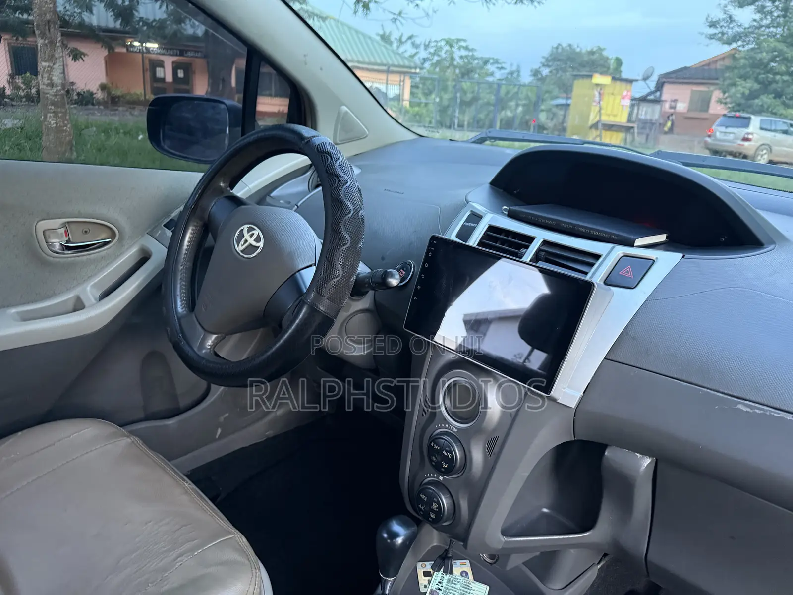 Toyota Vitz 1.3 FWD 5dr 2011 Beige