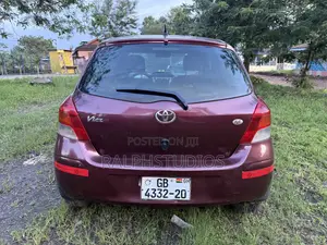 Toyota Vitz 1.3 FWD 5dr 2011 Beige