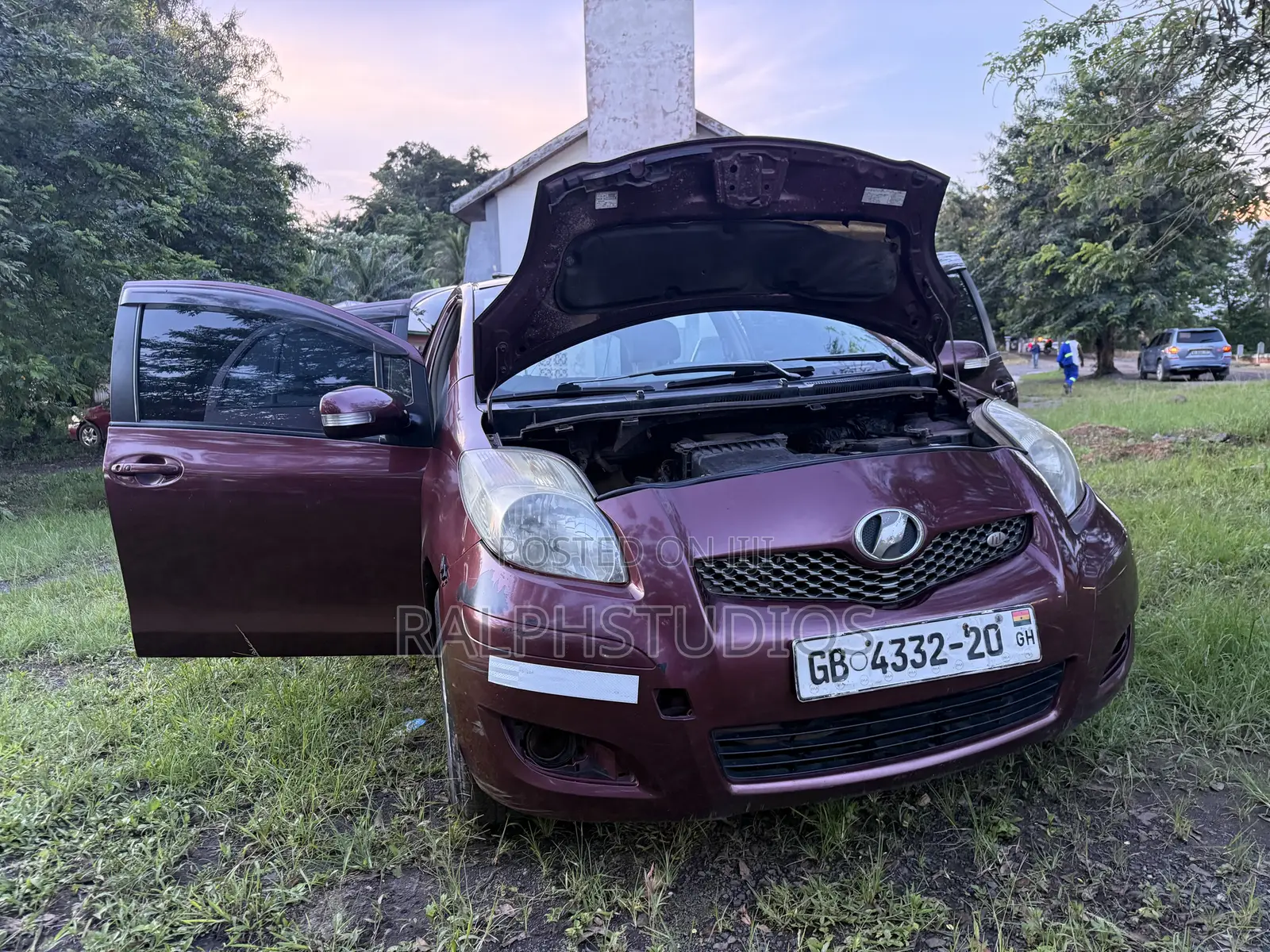 Toyota Vitz 1.3 FWD 5dr 2011 Beige