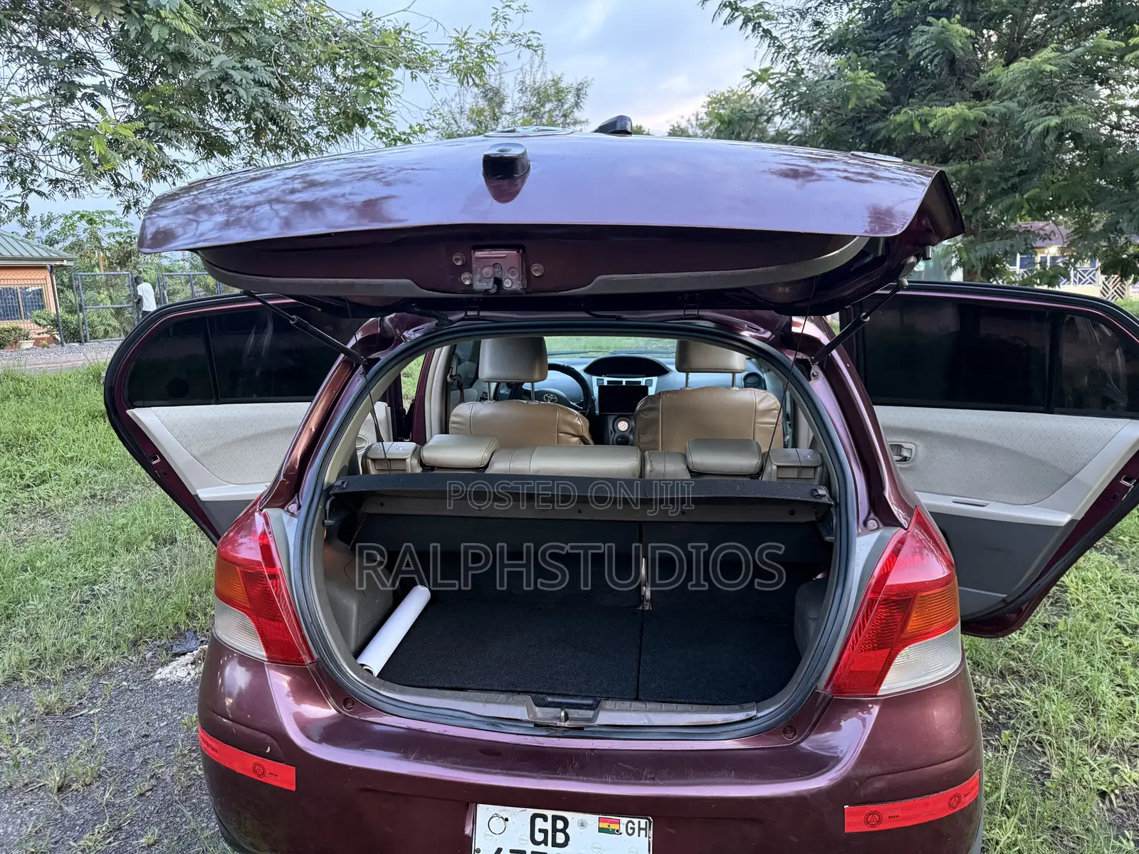 Toyota Vitz 1.3 FWD 5dr 2011 Beige