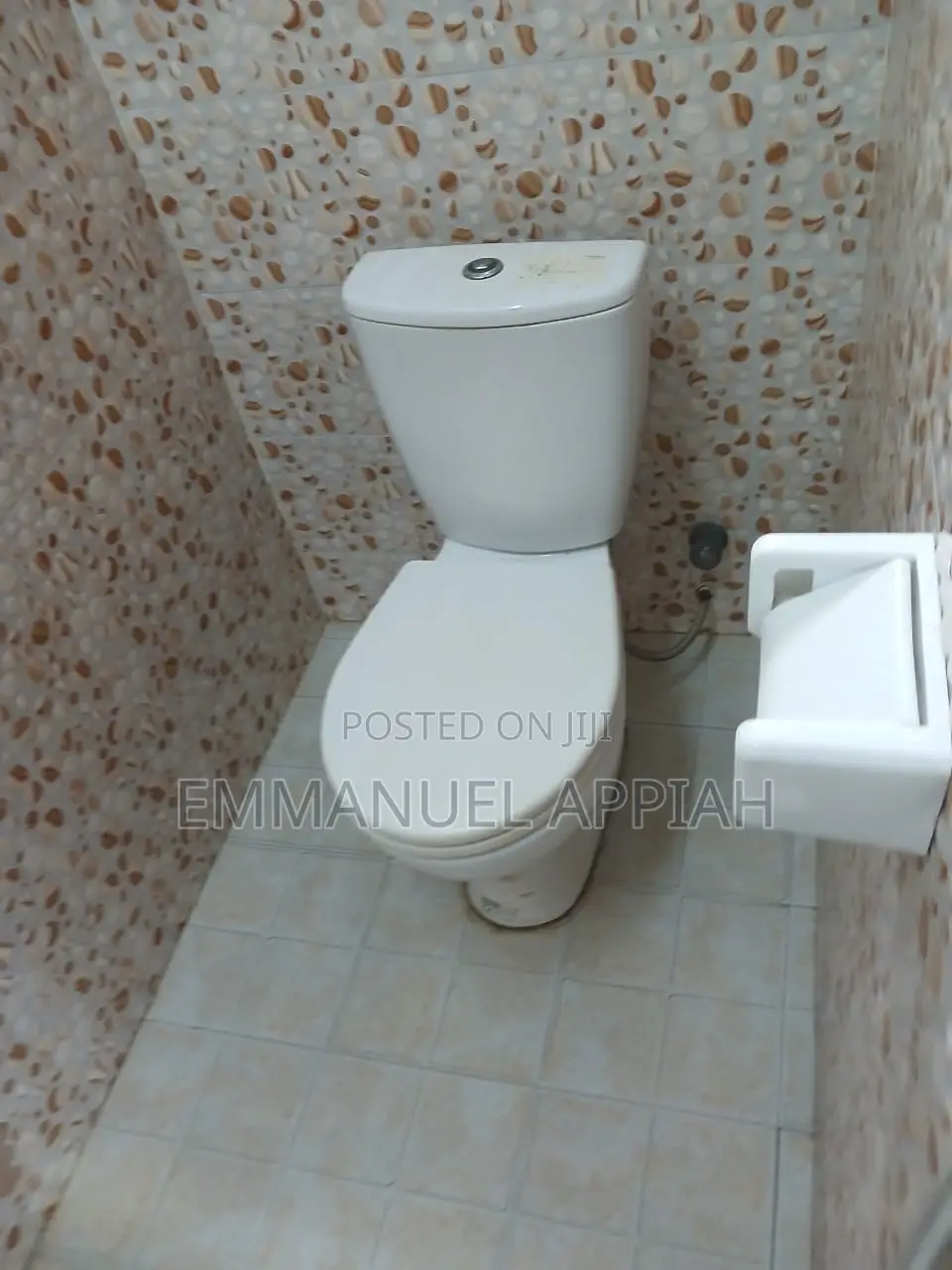 4bdrm Apartment in Awoshei Market, Awoshie for rent
