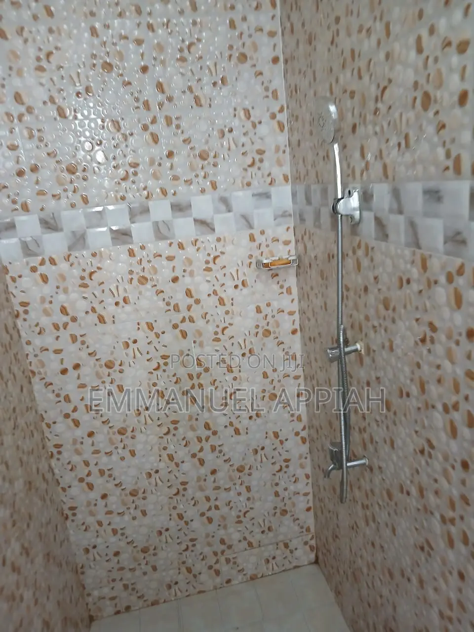 4bdrm Apartment in Awoshei Market, Awoshie for rent
