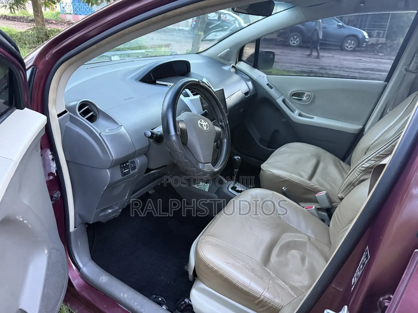Toyota Vitz 1.3 FWD 5dr 2011 Beige