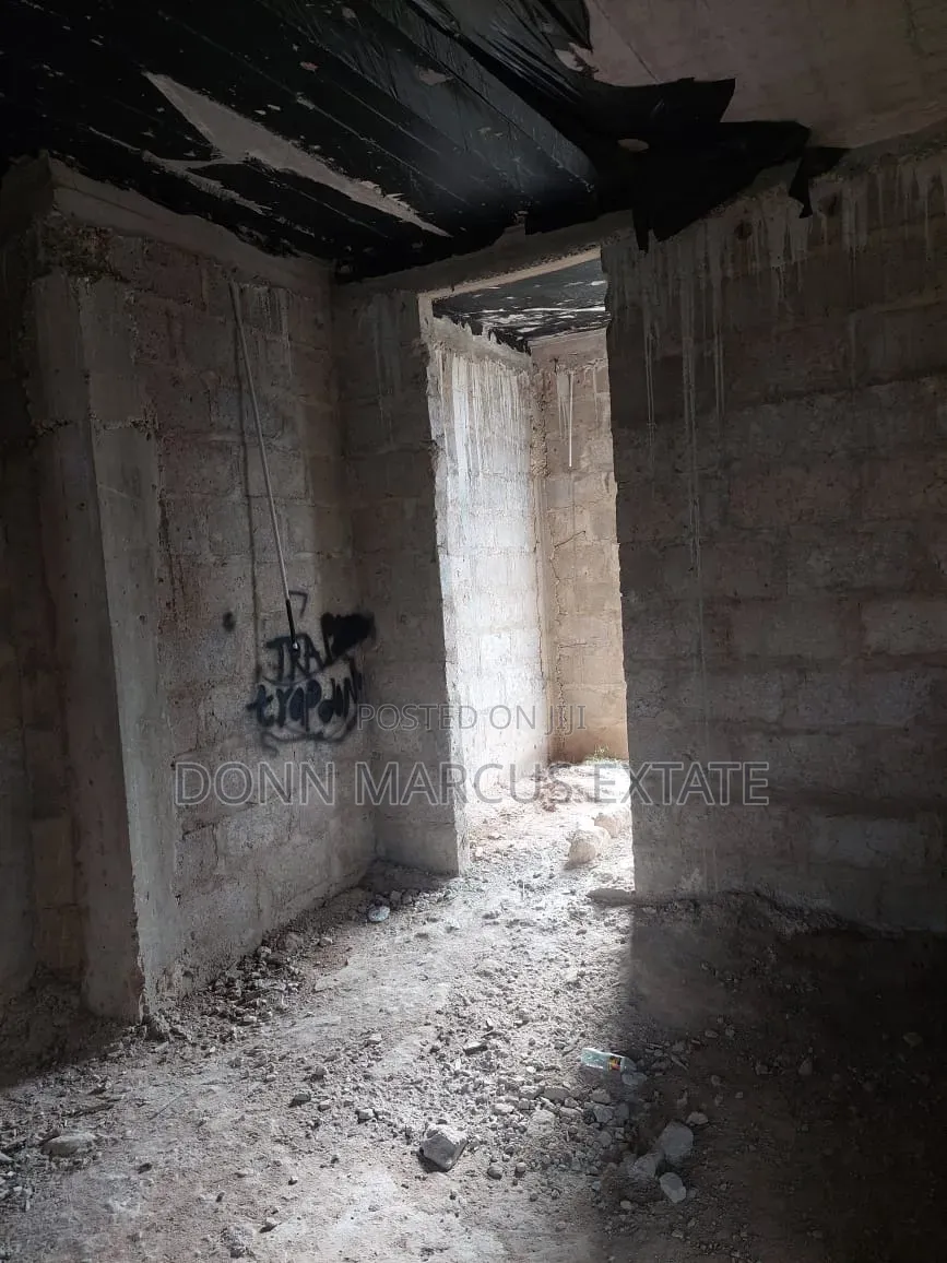 8bdrm House in Don Marcus Estate, Kumasi Metropolitan for sale