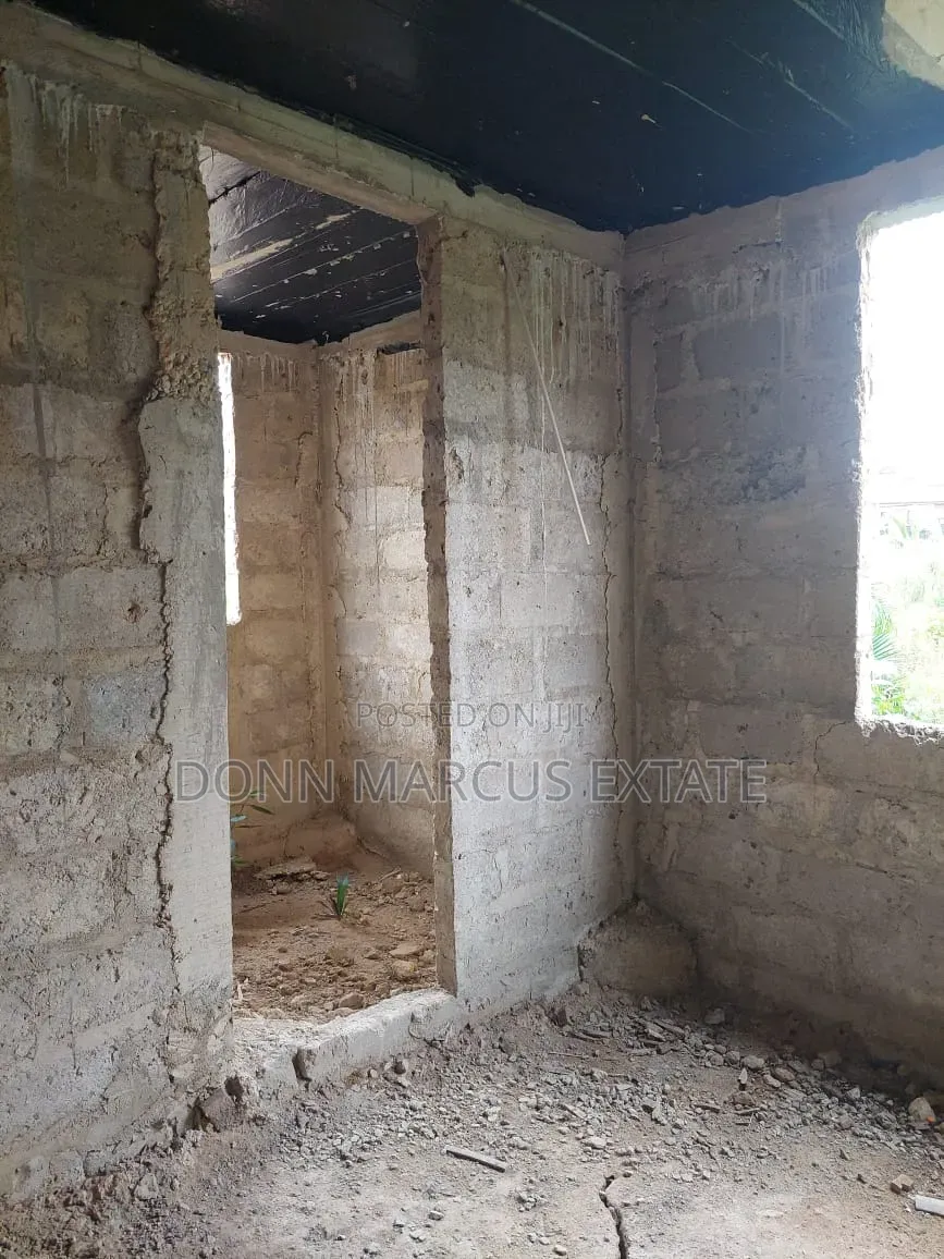 8bdrm House in Don Marcus Estate, Kumasi Metropolitan for sale